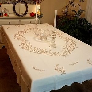🎉SOLD🎉 BEAUTIFUL EMBROIDERED LINEN TABLECLOTH